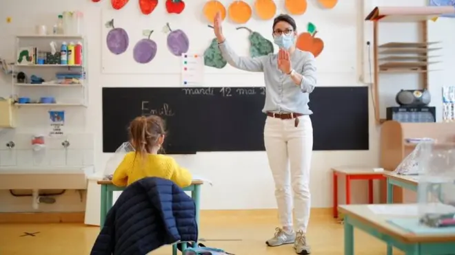 老師在課堂上戴著口罩上課