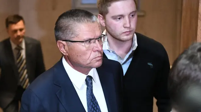 Министра привезли в суд после пятичасового допроса