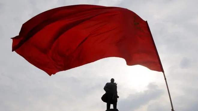 Lenin və Sovet bayrağı