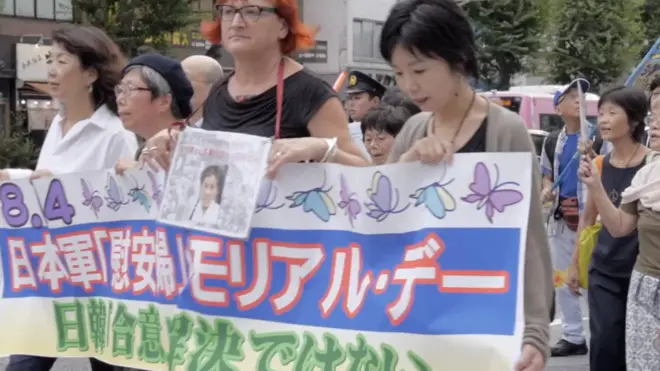 감독은 우익과 좌익 양측의 인터뷰를 진행하며 느꼈던 혼란을 영화 속에 그대로 담아냈다