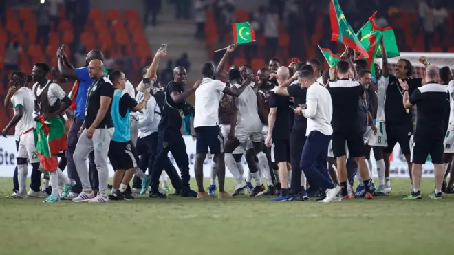 لاعبو موريتانيا يحتفلون بالفوز التاريخي على الحزائر والصعود للدور الثاني في أمم أفريقيا