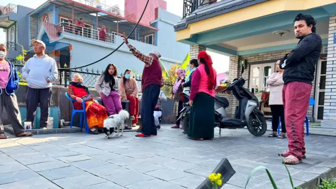 घरको परिसरमा खसेको विमानको टुक्रा