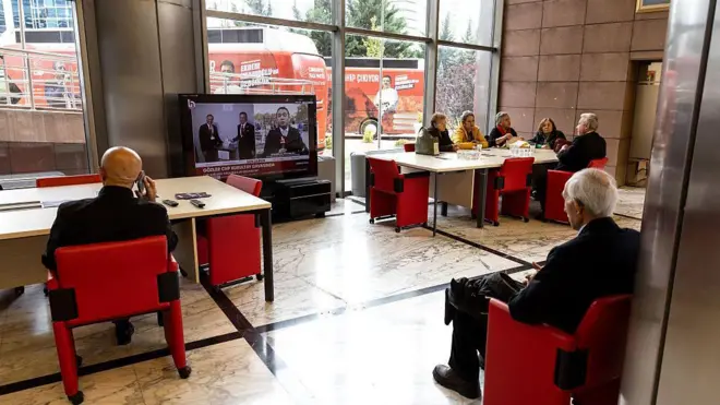 24 Ekim 2025'te CHP'liler Ankara'daki CHP Genel Merkezi'nde kurultay davasını televizyondan izlerken