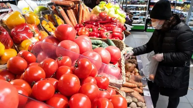 Pomidor seçən qadın