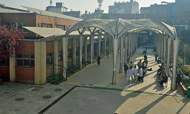 टीचिङ अस्पतालको प्राङ्गणमा केही स्वास्थ्यकर्मीहरू