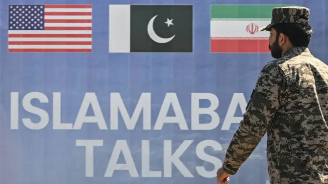 Билборд в Исламабаде с флагами США, Пакистана и Ирана и надписью «Переговоры в Исламабаде»