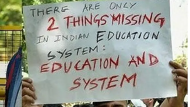 సీబీఎస్‌ఈ పరీక్షల ప్రశ్న పత్రాల లీక్ వ్యవహారంపై విద్యార్థులు ఆందోళనలు చేపట్టారు