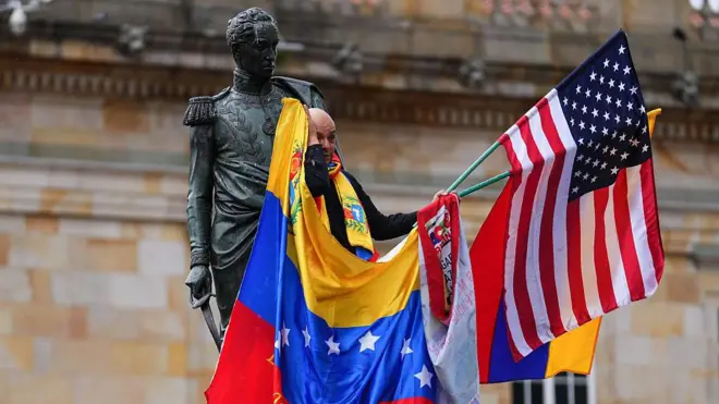 Người biểu tình ở Bogota, Colombia sau khi ông Nicolás Maduro bị bắt giữ
