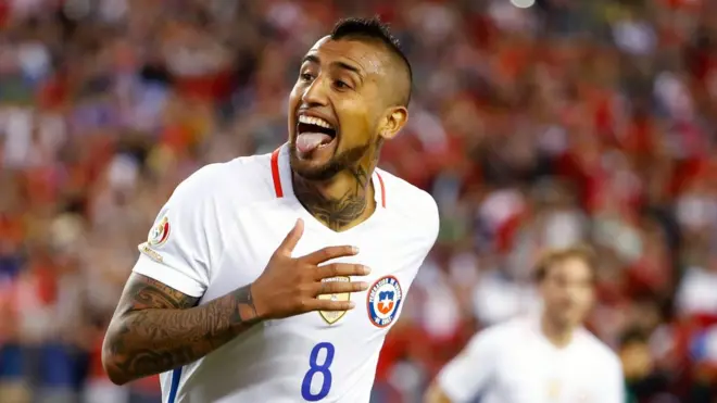 Arturo Vidal celebra el gol marcado de penal con el que Chile ganó el partido.