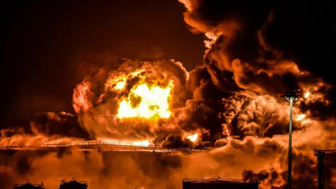 ألسنة اللهب تتصاعد من خزانات وقود تابعة لأرامكو السعودية في جدة بعد تعرضها لهجمات الحوثيين الجمعة 25 مارس