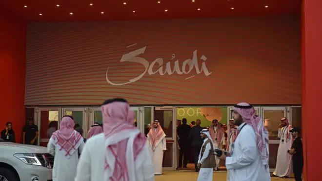 سعوديون أمام أحد الفنادق