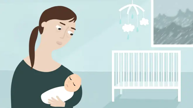 Majka drži bebu u naručju, pored belog kreveta dok napolju pada kiša