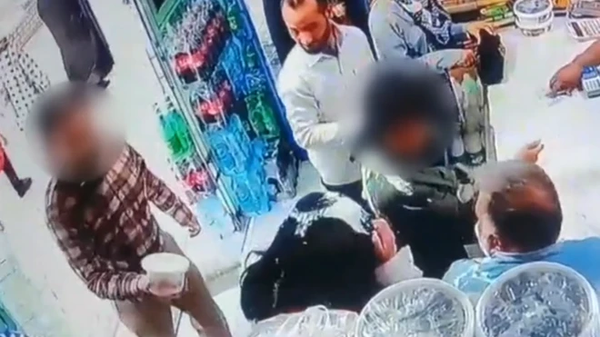 ईरान में एक दुकान पर एक शख़्स ने महिलाओं पर फेंकी दही