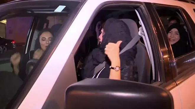 ደቂኣንስትዮ ኣብ ውሽጢ መኪና