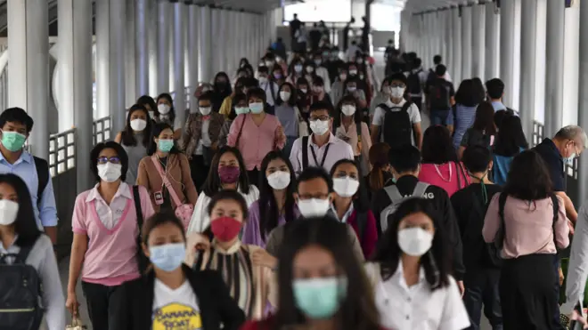 บรรยากาศผู้คนคับคั่งในวันแรกของการกลับมาทำงานหลังหยุดยาวปีใหม่เมื่อวันที่ 4 ม.ค. จะหายไปอีกครั้ง เมื่อ สธ.ประกาศยกระดับเตือนภัยโควิด-19 และแนะนำให้คนงดเดินทางด้วยรถโดยสารสาธารณะและทำงานที่บ้าน