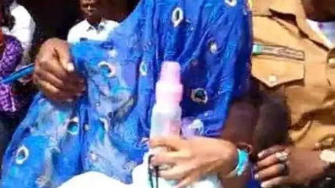 Maryam Sanda carry her pikin come hide her face with scarf