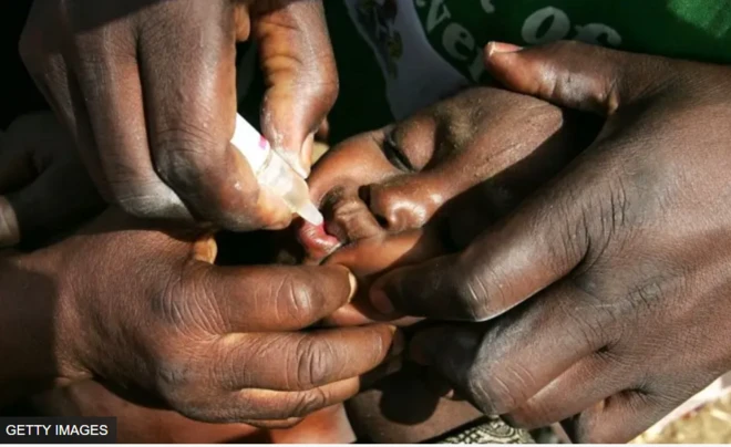 Ọmọdé tí wọ́nnń fún ní abẹ́rẹ́ àjẹsára