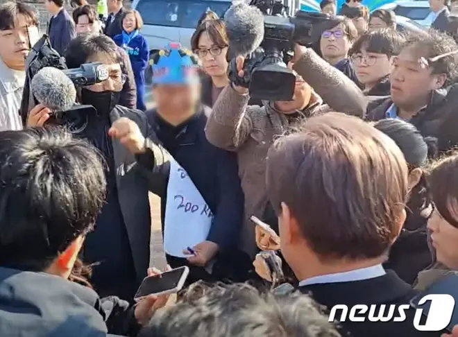 이재명 대표를 피습한 왕관 쓴 용의자 모습