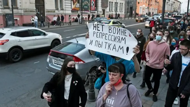 "لا للحرب والقمع والتعذيب" شعار رفعه متظاهرون مؤيدون لنافانلي في مسيرة بمدينة فلاديفوستوك