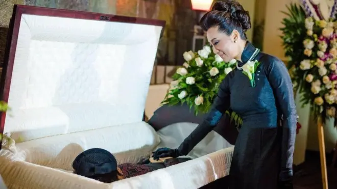 Bà Nguyễn Cao Kỳ Duyên vĩnh biệt mẹ