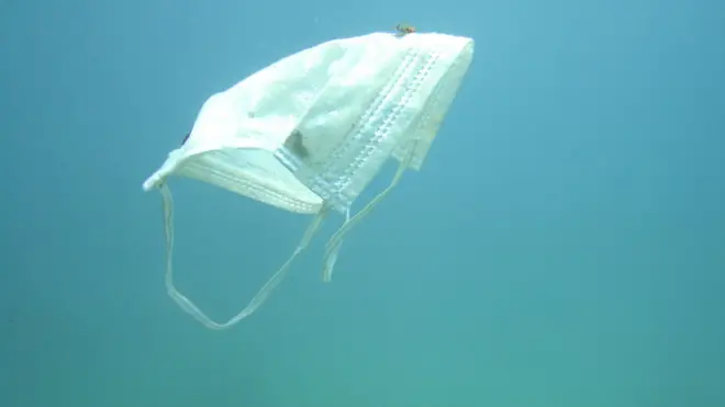 su altında maske