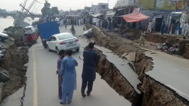 میرپور میں زلزے سے سڑکوں کو شدید نقصان پہنچا ہے