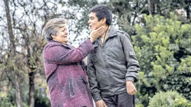 Sus palabras pueden atascarse alguna veces. Sus movimientos en piernas y brazos pueden no ser siempre fluidos. Pero su mente es veloz.