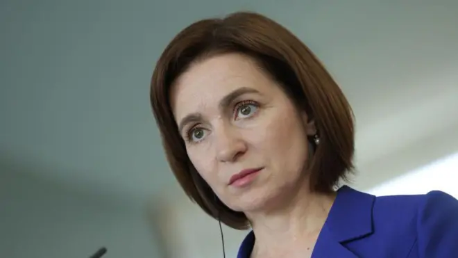 Porter Mai Sandu na szarym tle 