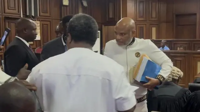 Nnamdi Kanu for court on Monday, 27 October 2025, e carry plenty documents for hand as e ready to defend imsef.