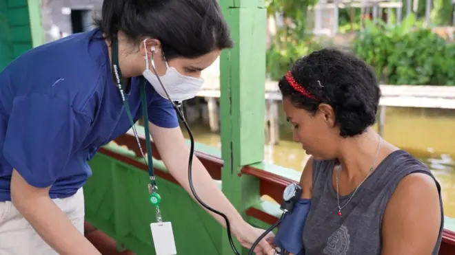 Profissionalsaúde medindo a pressão arterialmulher