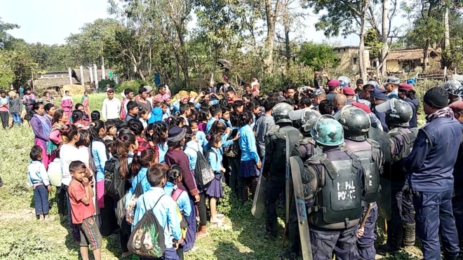 प्रहरीलाई रोके विद्यार्थीले