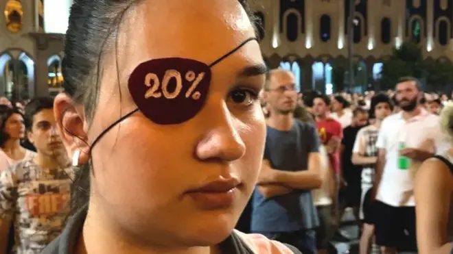 Мако в ту ночь попала резиновая пуля - и она лишилась глаза