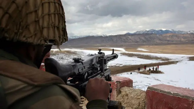 پاکستان د هغو کسانو د ویشتلو امر کړی چې په ناقانونه توګه له افغانستان را اوړي