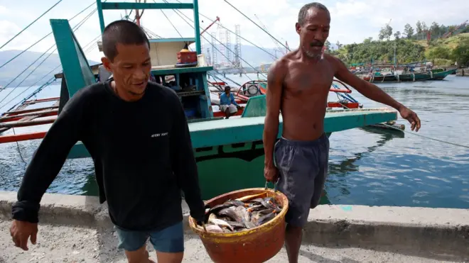Ngư dân Phillippines trở về sau chuyến đánh cá ở bãi Scarborough
