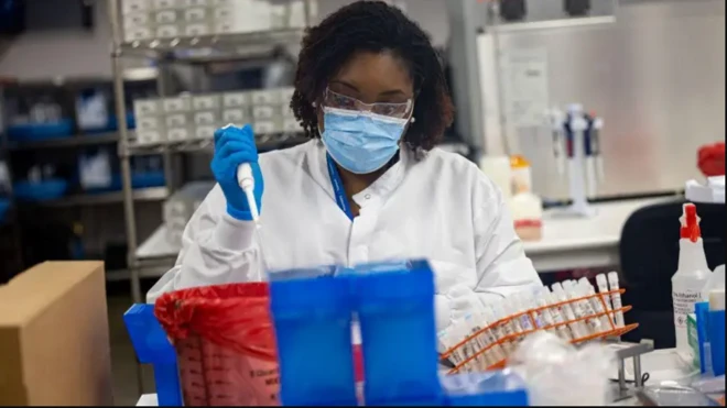 Aworan obinrin onimọ nipa ilera 