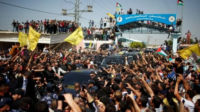 Large crowds turned out to welcome PM Hamdallah as his convoy crossed into Gaza