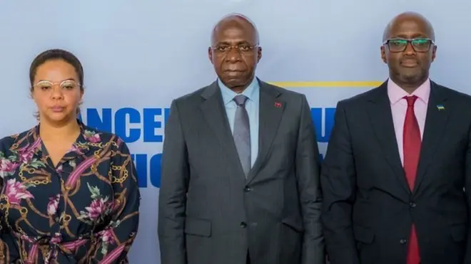 Uhereye ibumoso ujya iburyo: Minisitiri w'ububanyi n'amahanga wa RDC Thérèse Kayikwamba Wagner, Minisitiri w'ububanyi n'amahanga w'Angola Téte António na Minisitiri w'ububanyi n'amahanga w'u Rwanda Olivier Jean Patrick Nduhungirehe, bahagaze, aha ni ku mupaka w'u Rwanda na RDC, ku ruhande rw'i Goma, ku itariki ya gatanu Ugushyingo (11) mu mwaka wa 2024, mu gutangiza urwego rushya rw'ubugenzuzi. 