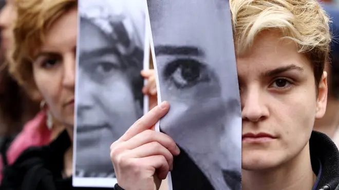 2015'te Özgecan cinayetini protesto eden kadınlar yürüyor.