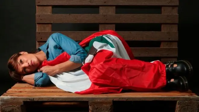 الممثلة ندى أبو فرحات في بوتريه على هامش تظاهرات أكتوبر/ تشرين الأول 2019