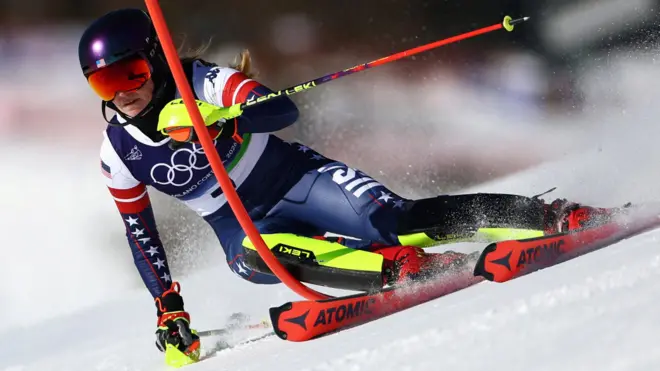 Микаэла Шиффрин в процессе спуска на лыжах с горы