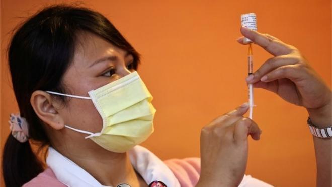 台灣桃園的護士在凖備註射疫苗