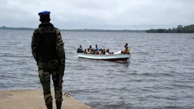 Un militaire ivoirien à l'approche d'une embarcation ghanéenne