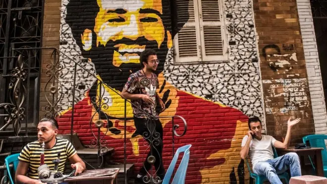 تُعد المقاهي ملاذا لكثير من المصريين وقد حرمهم فيروس كورونا منها