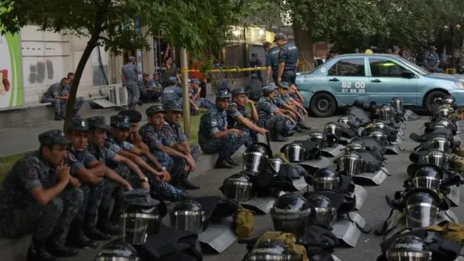 После освобождения Егиазаряна и Осипяна в захваченном здании заложников не осталось.