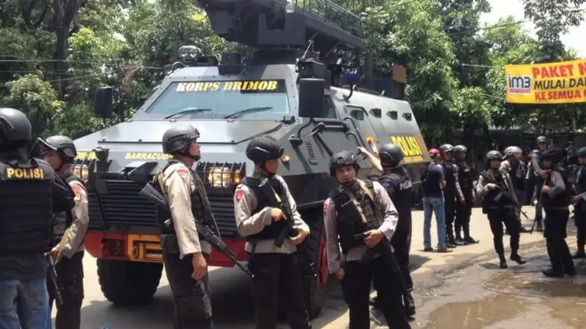 Aparat kepolisian melakukan penjagaan di sekitar lokasi kejadian di depan Kantor Kelurahan Arjuna, Kota Bandung.