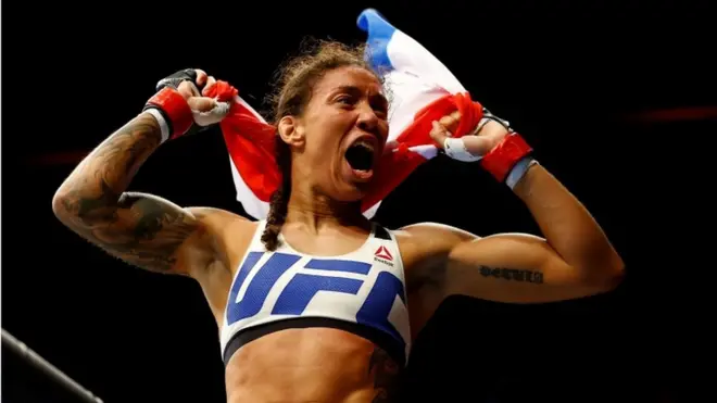 La holandesa Germaine de Randamie celebra tras su victoria en el campeonato de UFC.