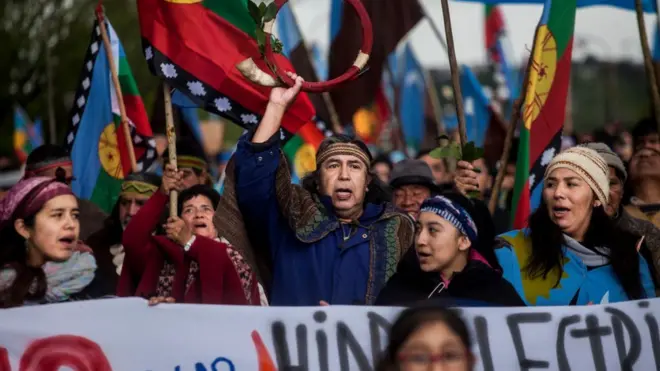 Şili'deki protesto gösterilerine yerli Mapuçe yerlileri de destek verdi