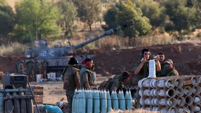 Image shows Israeli troops at the border with Gaza