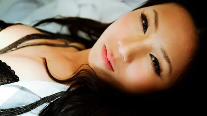 పడుకుని ఉన్న ఒక యువతి