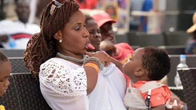 Woman dey comot her tongue for small pikin